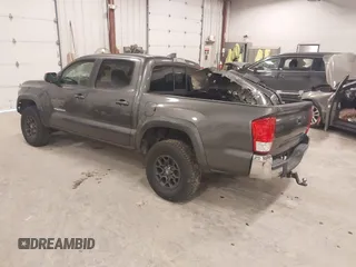 2017 Toyota Tacoma SR5 z VIN 5TFAZ5CN3HX037707, wystawiony jako IAAI lot #41299402 z przebiegiem 82 399 mil mil oraz . Historia ofert i sprzedaży dostępna na DreamBid. Obrazek 3.
