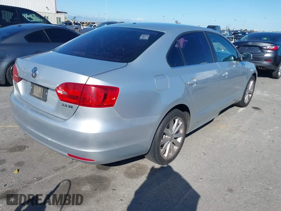 2013 Volkswagen Jetta SE with VIN 3VWDP7AJ6DM412727, listed as a IAAI auction lot 41824054 with 175,093 mi miles and . Bid and sale history available at DreamBid. Image 4.