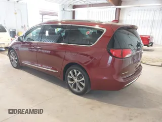 2020 Chrysler Pacifica Limited z VIN 2C4RC1GG8LR240673, wystawiony jako IAAI lot #41899834 z przebiegiem 83 504 mil mil oraz . Historia ofert i sprzedaży dostępna na DreamBid. Obrazek 3.