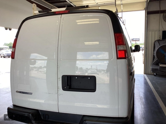 2017 Chevrolet Express Cargo z VIN 1GCWGAFF4H1300511, wystawiony jako IAAI lot #42802223 z przebiegiem 132 303 mil mil oraz . Historia ofert i sprzedaży dostępna na DreamBid. Obrazek 3.