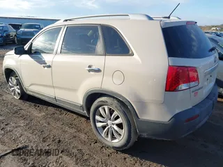 2011 Kia Sorento LX with VIN 5XYKTDA22BG080535, listed as a IAAI auction lot 41659766 with 262,678 mi miles. Bid and sale history available at carsss.com. Image 3.