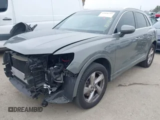 2020 Audi Q3 Premium z VIN WA1AECF32L1061271, wystawiony jako IAAI lot #42038795 z przebiegiem 23 902 mil mil oraz . Historia ofert i sprzedaży dostępna na DreamBid. Obrazek 2.