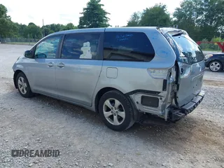 2017 Toyota Sienna LE Auto Access Seat z VIN 5TDKZ3DC9HS791965, wystawiony jako IAAI lot #42624689 z przebiegiem 88 383 mil mil oraz . Historia ofert i sprzedaży dostępna na DreamBid. Obrazek 3.