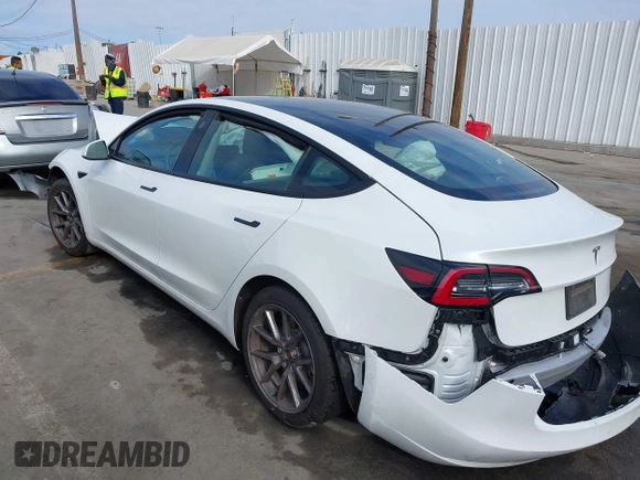 2021 Tesla Model 3 Standard Range Plus z VIN 5YJ3E1EA5MF941392, wystawiony jako IAAI lot #41888597 z przebiegiem 111 617 mil mil oraz . Historia ofert i sprzedaży dostępna na DreamBid. Obrazek 3.