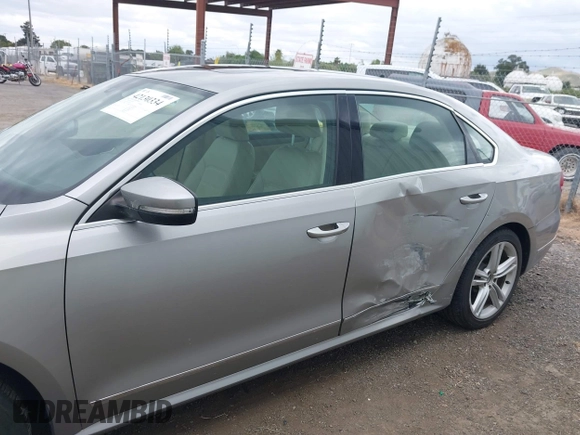 2014 Volkswagen Passat SE z VIN 1VWBN7A3XEC022098, wystawiony jako IAAI lot #42130334 z przebiegiem 88 433 mil mil oraz . Historia ofert i sprzedaży dostępna na DreamBid. Obrazek 14.