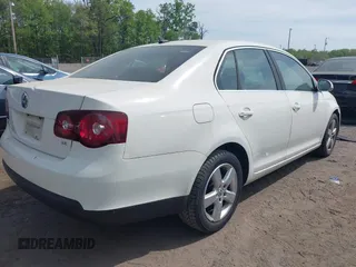 2008 Volkswagen Jetta SE with VIN 3VWRZ71KX8M173889, listed as a IAAI auction lot 42062818 with Not provided miles and . Bid and sale history available at DreamBid. Image 4.