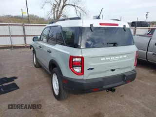 2024 Ford Bronco Sport Heritage z VIN 3FMCR9G64RRF08952, wystawiony jako IAAI lot #41828191 z przebiegiem 7 588 mil mil oraz . Historia ofert i sprzedaży dostępna na DreamBid. Obrazek 3.