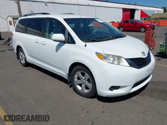 2013 Toyota Sienna LE AAS z VIN 5TDKK3DC0DS352376, wystawiony jako IAAI lot #42734860 z przebiegiem 184 622 mil mil oraz . Historia ofert i sprzedaży dostępna na DreamBid. Obrazek 1.