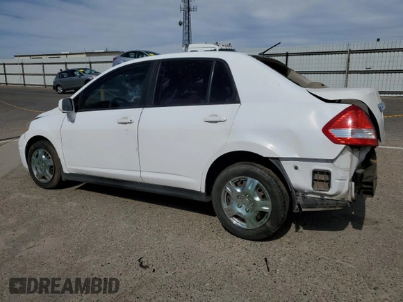 2009 Nissan Versa S z VIN 3N1BC11E79L501857, wystawiony jako Copart lot #58256025 z przebiegiem 156 313 mil mil oraz Szkoda całkowita • Salvage title. Historia ofert i sprzedaży dostępna na DreamBid. Obrazek 2.