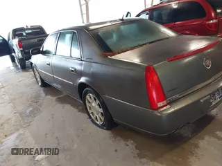 2008 Cadillac DTS 1SA z VIN 1G6KD57Y58U157195, wystawiony jako IAAI lot #41534453 z przebiegiem 199 793 mil mil oraz . Historia ofert i sprzedaży dostępna na DreamBid. Obrazek 3.