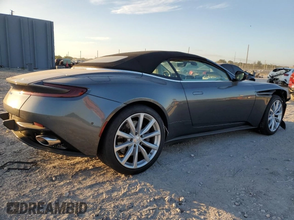 2019 Aston Martin DB11 z VIN SCFRMFCWXKGM06894, wystawiony jako Copart lot #41602955 z przebiegiem Nie podano mil oraz Szkoda całkowita • Salvage title. Historia ofert i sprzedaży dostępna na DreamBid. Obrazek 3.