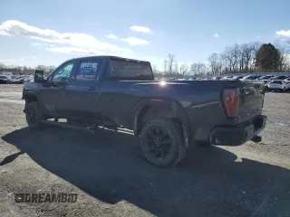 2024 GMC Sierra 3500HD AT4 z VIN 1GT49VEY3RF129184, wystawiony jako Copart lot #44953764 z przebiegiem 56 519 mil mil oraz Szkody całkowita. Historia ofert i sprzedaży dostępna na DreamBid. Obrazek 2.