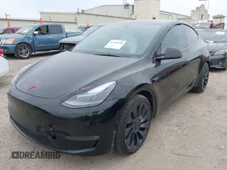 2024 Tesla Model Y Performance z VIN 7SAYGDEF7RA267752, wystawiony jako IAAI lot #42126456 z przebiegiem 21 216 mil mil oraz . Historia ofert i sprzedaży dostępna na DreamBid. Obrazek 2.