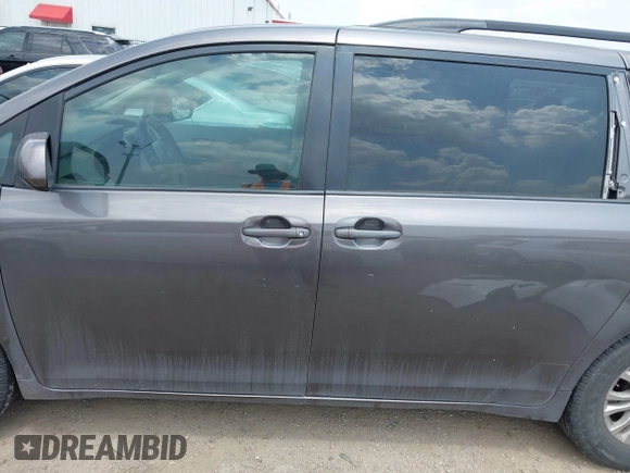 2012 Toyota Sienna XLE AAS z VIN 5TDYK3DC3CS240342, wystawiony jako IAAI lot #42172125 z przebiegiem 244 483 mil mil oraz . Historia ofert i sprzedaży dostępna na DreamBid. Obrazek 14.