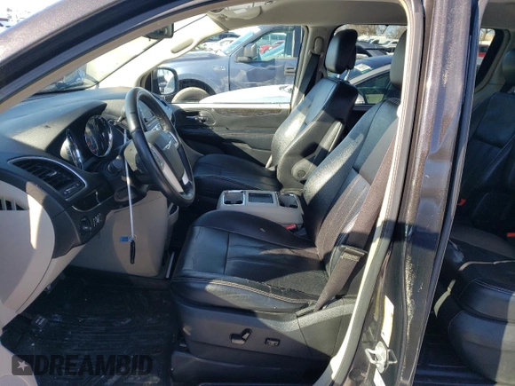 2015 Chrysler Town & Country Touring L z VIN 2C4RC1CG2FR620036, wystawiony jako Copart lot #38022414 z przebiegiem 140 784 mil mil oraz Szkoda całkowita • Salvage title. Historia ofert i sprzedaży dostępna na DreamBid. Obrazek 7.