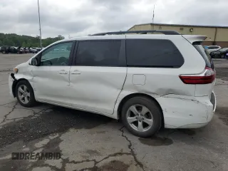 2015 Toyota Sienna LE AAS z VIN 5TDKK3DCXFS590626, wystawiony jako Copart lot #63081115 z przebiegiem 144 933 mil mil oraz Szkoda całkowita • Salvage title. Historia ofert i sprzedaży dostępna na DreamBid. Obrazek 2.
