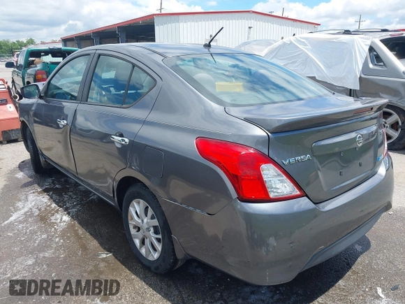 2016 Nissan Versa S z VIN 3N1CN7AP4GL831763, wystawiony jako IAAI lot #42243154 z przebiegiem 89 322 mil mil oraz . Historia ofert i sprzedaży dostępna na DreamBid. Obrazek 3.