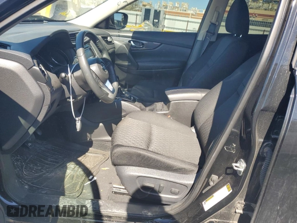 2018 Nissan Rogue SV z VIN KNMAT2MV8JP581561, wystawiony jako Copart lot #47267945 z przebiegiem 105 130 mil mil oraz Szkoda całkowita • Salvage title. Historia ofert i sprzedaży dostępna na DreamBid. Obrazek 7.