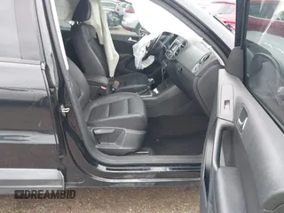 2016 Volkswagen Tiguan S z VIN WVGAV7AX5GW577538, wystawiony jako IAAI lot #41554415 z przebiegiem 94 233 mil mil oraz . Historia ofert i sprzedaży dostępna na DreamBid. Obrazek 5.