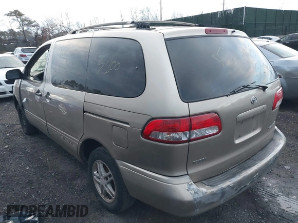 2002 Toyota Sienna LE with VIN 4T3ZF13C92U444185, listed as a IAAI auction lot 39003187 with 999,999 mi miles. Bid and sale history available at carsss.com. Image 3.