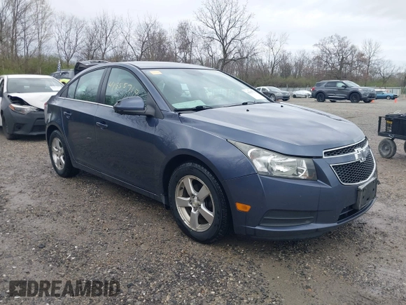 2014 Chevrolet Cruze 1LT z VIN 1G1PC5SB0E7213216, wystawiony jako IAAI lot #41955710 z przebiegiem 147 003 mil mil oraz . Historia ofert i sprzedaży dostępna na DreamBid. Obrazek 1.