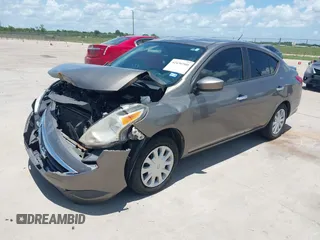 2016 Nissan Versa SV z VIN 3N1CN7AP2GL855060, wystawiony jako IAAI lot #42436960 z przebiegiem 120 271 mil mil oraz . Historia ofert i sprzedaży dostępna na DreamBid. Obrazek 2.