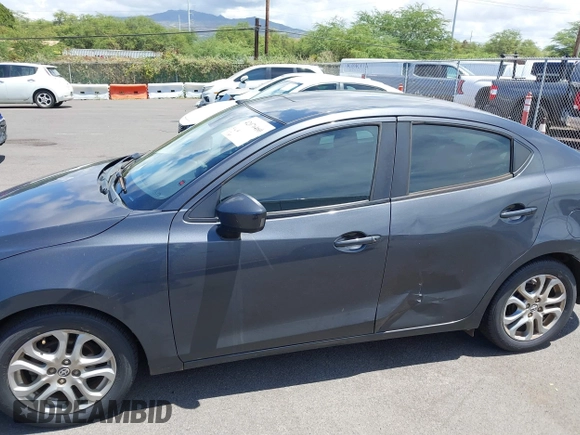 2016 Scion iA z VIN 3MYDLBZV5GY113222, wystawiony jako IAAI lot #42076460 z przebiegiem 112 249 mil mil oraz . Historia ofert i sprzedaży dostępna na DreamBid. Obrazek 6.