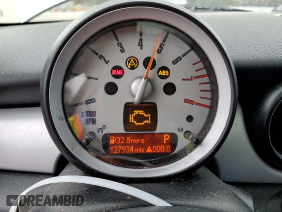 2010 MINI Clubman z VIN WMWML3C55ATX38164, wystawiony jako Copart lot #87336264 z przebiegiem 127 934 mil mil oraz Czysty tytuł • Clean title. Historia ofert i sprzedaży dostępna na DreamBid. Obrazek 9.