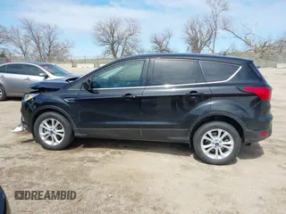 2019 Ford Escape SE z VIN 1FMCU9GDXKUB78598, wystawiony jako IAAI lot #41930913 z przebiegiem 111 284 mil mil oraz . Historia ofert i sprzedaży dostępna na DreamBid. Obrazek 14.