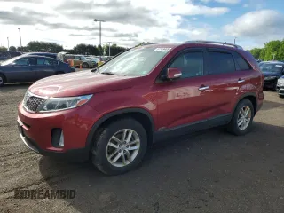 2015 Kia Sorento LX z VIN 5XYKTCA64FG651638, wystawiony jako Copart lot #57749485 z przebiegiem 140 967 mil mil oraz Czysty tytuł • Clean title. Historia ofert i sprzedaży dostępna na DreamBid. Obrazek 1.