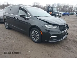 2021 Chrysler Pacifica Hybrid Touring L z VIN 2C4RC1L70MR599460, wystawiony jako IAAI lot #41434059 z przebiegiem 90 050 mil mil oraz . Historia ofert i sprzedaży dostępna na DreamBid. Obrazek 1.