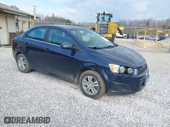 2015 Chevrolet Sonic LT z VIN 1G1JC5SH2F4114880, wystawiony jako IAAI lot #41911106 z przebiegiem 148 429 mil mil oraz . Historia ofert i sprzedaży dostępna na DreamBid. Obrazek 1.