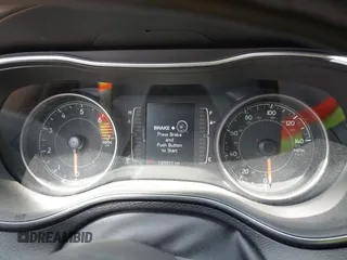 2019 Jeep Cherokee Latitude Plus z VIN 1C4PJLLB1KD220432, wystawiony jako IAAI lot #42395512 z przebiegiem 120 011 mil mil oraz . Historia ofert i sprzedaży dostępna na DreamBid. Obrazek 7.