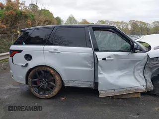 2022 Land Rover Range Rover Sport SVR z VIN SALWZ2RE8NA799627, wystawiony jako IAAI lot #41951653 z przebiegiem 29 265 mil mil oraz . Historia ofert i sprzedaży dostępna na DreamBid. Obrazek 13.