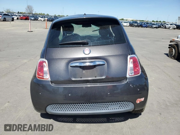 2015 FIAT 500e z VIN 3C3CFFGE4FT503658, wystawiony jako Copart lot #51550215 z przebiegiem 79 727 mil mil oraz Czysty tytuł • Clean title. Historia ofert i sprzedaży dostępna na DreamBid. Obrazek 6.