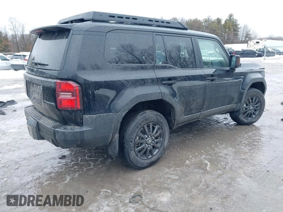 2024 Toyota Land Cruiser z VIN JTEABFAJ6RK007928, wystawiony jako IAAI lot #41575919 z przebiegiem 9282 mil mil oraz . Historia ofert i sprzedaży dostępna na DreamBid. Obrazek 4.