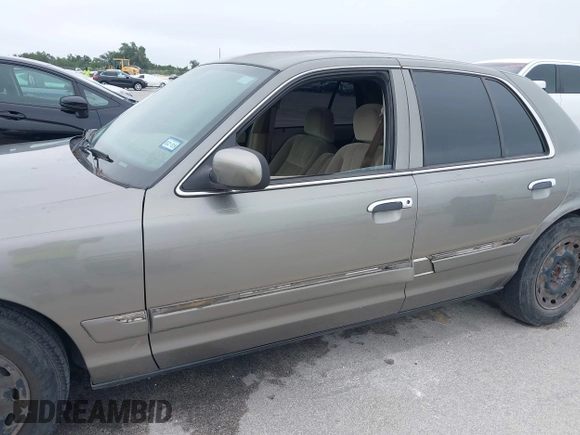 2003 Mercury Grand Marquis GS Convenience z VIN 2MEFM74W83X678151, wystawiony jako IAAI lot #42393410 z przebiegiem 273 966 mil mil oraz . Historia ofert i sprzedaży dostępna na DreamBid. Obrazek 12.