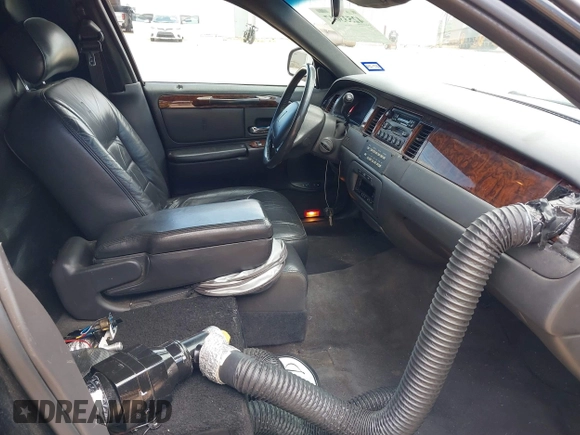2000 Lincoln Town Car Executive with VIN 1L1FM81W7YY853277, listed as a IAAI auction lot 42533017 with 182,410 mi miles and . Bid and sale history available at DreamBid. Image 5.