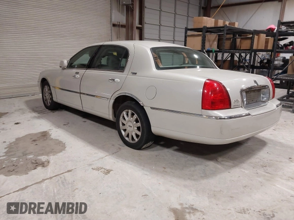 2007 Lincoln Town Car Signature Limited z VIN 1LNHM82W97Y638603, wystawiony jako IAAI lot #41620885 z przebiegiem Nie podano mil oraz . Historia ofert i sprzedaży dostępna na DreamBid. Obrazek 3.