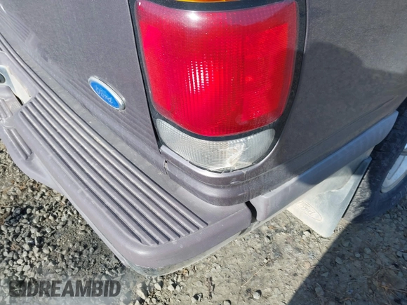 1997 Ford Explorer XLT с VIN 1FMDU35P4VUA75731, выставлен на аукционе IAAI как лот 41718234 с пробегом 194 358 миль миль и . История ставок и продаж доступна на DreamBid. Изображение 6.