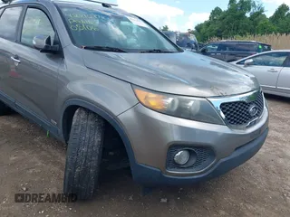 2011 Kia Sorento LX with VIN 5XYKTCA14BG056447, listed as a IAAI auction lot 42212972 with 207,258 mi miles. Bid and sale history available at carsss.com. Image 6.