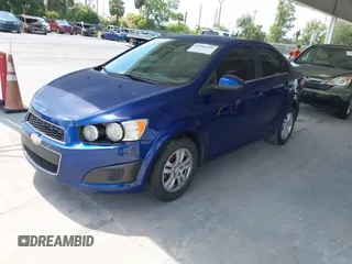 2014 Chevrolet Sonic LT z VIN 1G1JC5SH5E4158757, wystawiony jako IAAI lot #42365251 z przebiegiem 151 346 mil mil oraz . Historia ofert i sprzedaży dostępna na DreamBid. Obrazek 2.