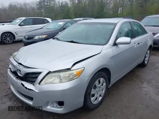 2011 Toyota Camry LE z VIN 4T1BF3EK3BU676288, wystawiony jako IAAI lot #42112366 z przebiegiem 156 066 mil mil oraz . Historia ofert i sprzedaży dostępna na DreamBid. Obrazek 12.