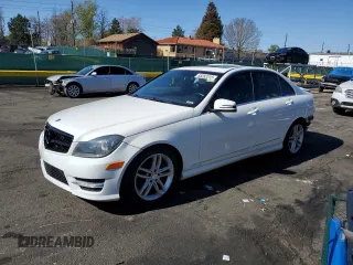2014 Mercedes-Benz C 300 Sport z VIN WDDGF8ABXER310211, wystawiony jako Copart lot #55283315 z przebiegiem 154 576 mil mil oraz Szkoda całkowita • Salvage title. Historia ofert i sprzedaży dostępna na DreamBid. Obrazek 1.