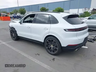 2024 Porsche Cayenne z VIN WP1AA2AY6RDA14314, wystawiony jako IAAI lot #42439986 z przebiegiem 3 212 mil mil oraz . Historia ofert i sprzedaży dostępna na DreamBid. Obrazek 3.