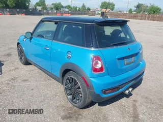 2012 MINI Hardtop S z VIN WMWSV3C55CTY29181, wystawiony jako IAAI lot #42621045 z przebiegiem 68 706 mil mil oraz . Historia ofert i sprzedaży dostępna na DreamBid. Obrazek 3.