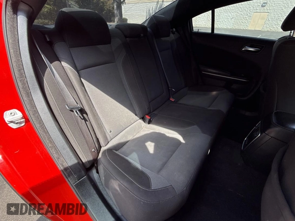 2020 Dodge Charger SXT z VIN 2C3CDXBG1LH121810, wystawiony jako Copart lot #62026425 z przebiegiem 66 439 mil mil oraz Czysty tytuł • Clean title. Historia ofert i sprzedaży dostępna na DreamBid. Obrazek 6.