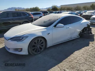 2021 Tesla Model S Long Range Plus z VIN 5YJSA1E2XMF427411, wystawiony jako Copart lot #88302695 z przebiegiem 42 256 mil mil oraz Szkoda całkowita • Salvage title. Historia ofert i sprzedaży dostępna na DreamBid. Obrazek 1.