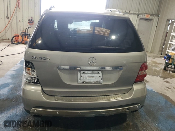 2006 Mercedes-Benz M 500 z VIN 4JGBB75EX6A043551, wystawiony jako Copart lot #55937265 z przebiegiem 120 923 mil mil oraz Szkoda całkowita • Salvage title. Historia ofert i sprzedaży dostępna na DreamBid. Obrazek 6.
