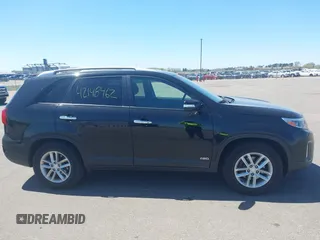 2015 Kia Sorento LX with VIN 5XYKTCA62FG562425, listed as a IAAI auction lot 42148462 with 158,170 mi miles. Bid and sale history available at carsss.com. Image 13.